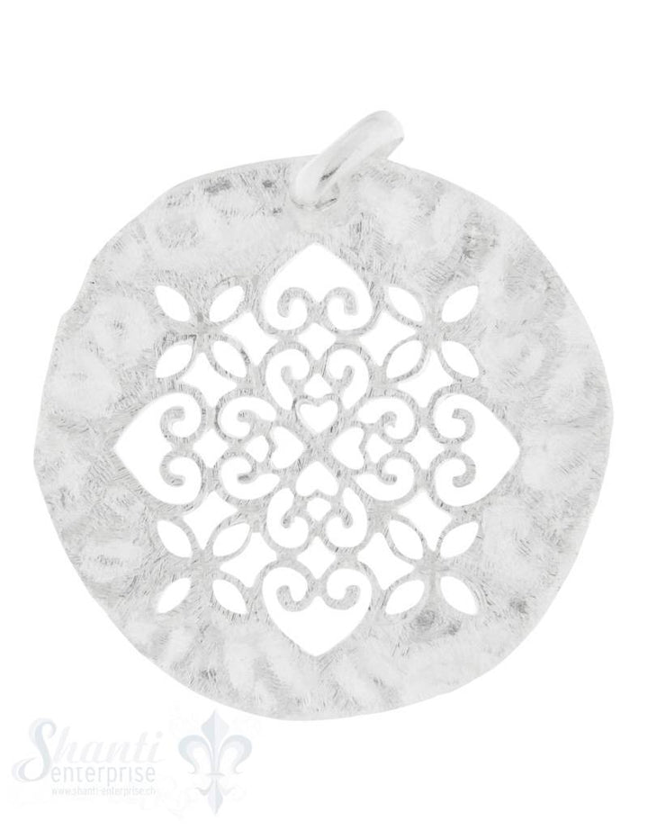 Silberanhänger Blumenornament durchbrochen eingemittet in gehämmertem Silber 30 mm - Shanti Enterprise AG