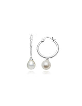 Creolen Silber 20 mm gepunktet mit Perlen- Tropfen weiss 10 x 8 mm mit Klick-Verschluss