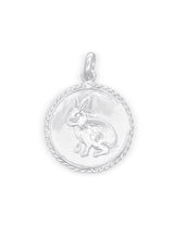 Hase Medaillon 25 mm sitzend strukturiert mit Rand verziert Öse oval 5x4 mm hinten gehämmert Silber 925