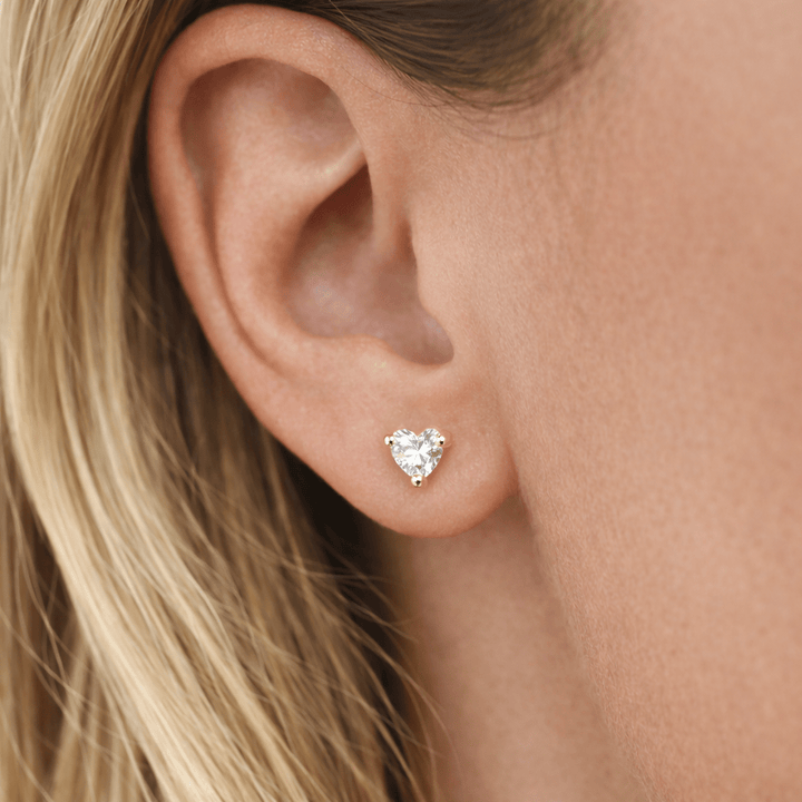 Herz Ohrstecker aus 925 Silber mit herzförmig geschliffenem Kristall. Die Steingrösse beträgt ca. 6 x 6 mm und ist in einer klassischen Krabbenfassung gefasst. - Shanti Enterprise AG