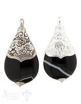 Silber-Anhänger:Tropfen flach, Sardonyx, Kappe mit Stier, unten Silberkappe, 60x30 mm